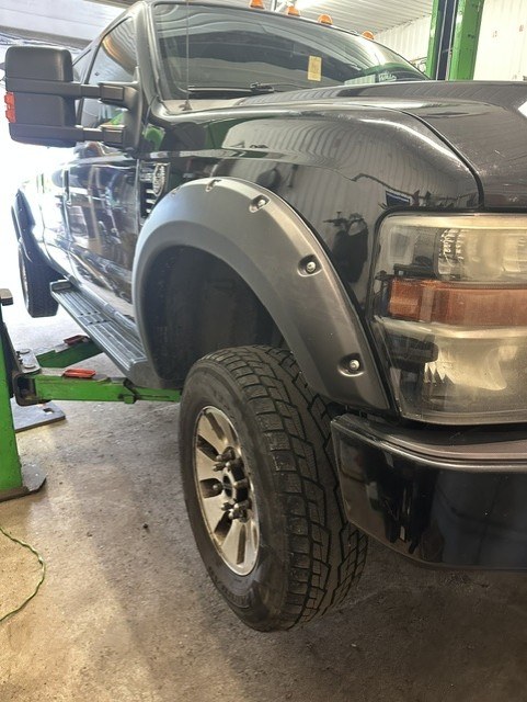 Camion dans l'atelier du Garage Famille Raymond