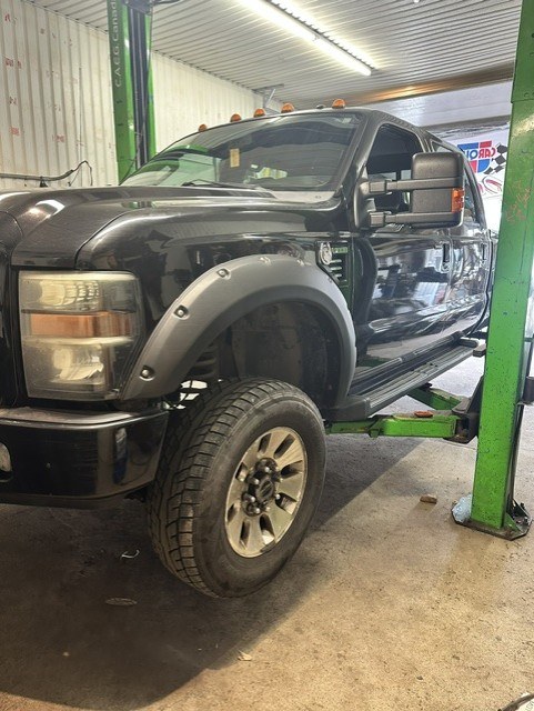 Véhicule en réparation au garage